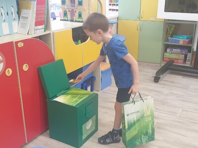 Ребенок снимает деньги в банкомате