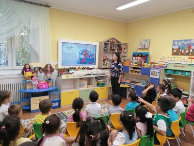 Ребята смотрят познавательный фильм о правилах безопасности вблизи железной дороги