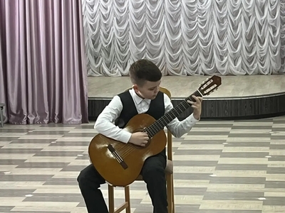 Исполняется танго на гитаре