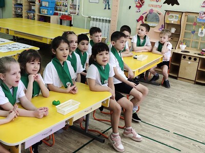 Ребята внимательно слушают правила игры