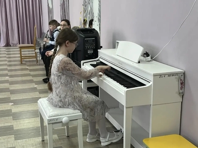 Исполняется музыкальное произведение на фортепиано