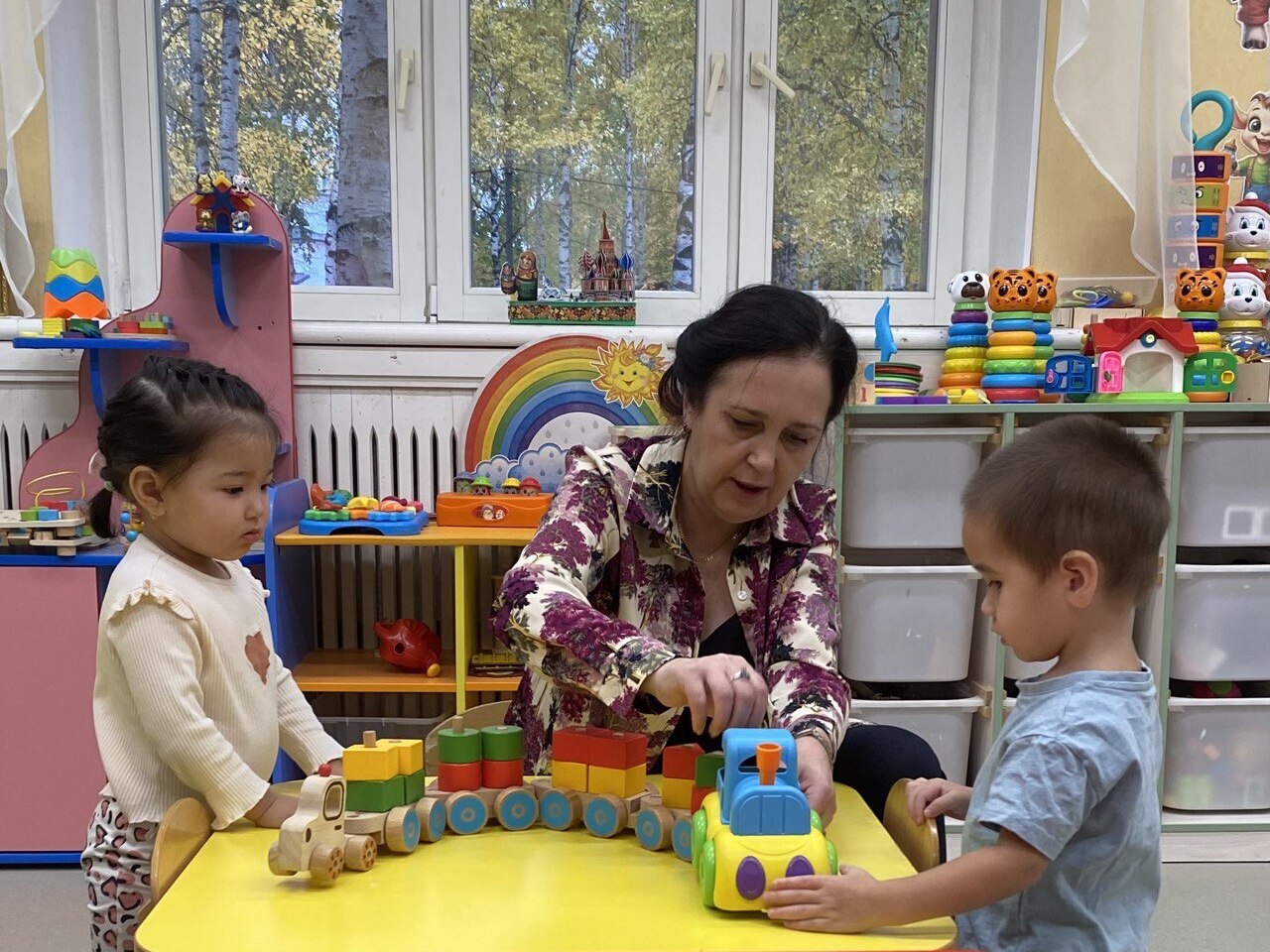 Воспитатель рассказывает детям о железнодорожном транспорте