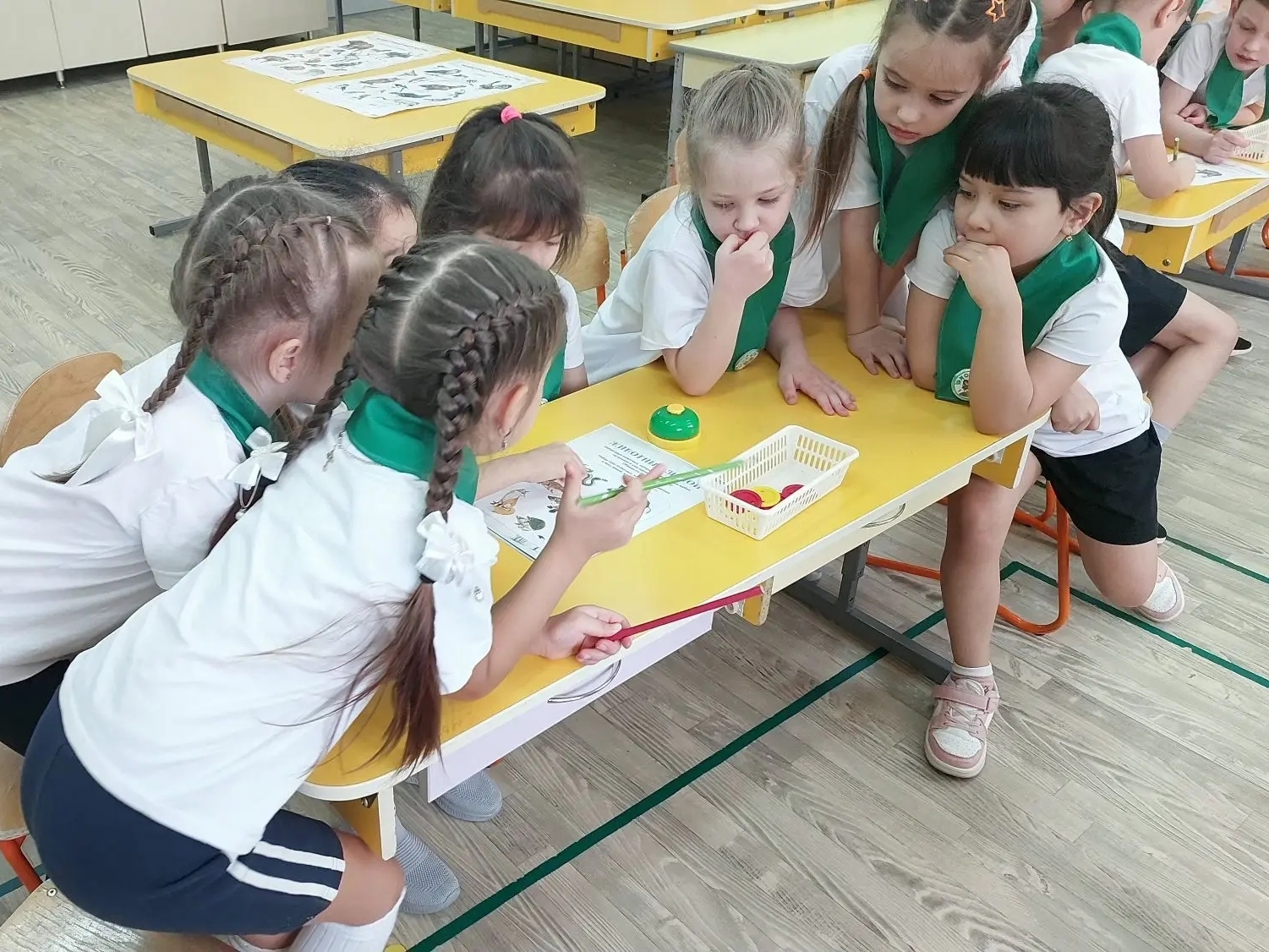 Умницы думают над очередным заданием