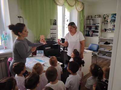 Дети поздравляют с праздником медсестру