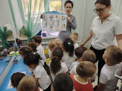 Дети поздравляют с праздником учителя-логопеда