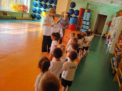 Дети поздравляют с праздником учителя физической культуры