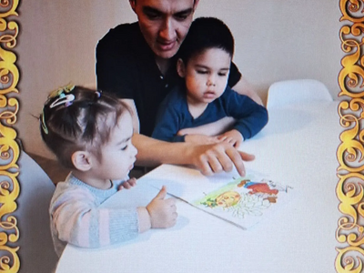 Чтение сказки вместе с папой