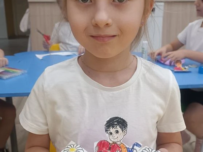 Воспитанница группы "Жемчужинка" подготовила поделку для выставки