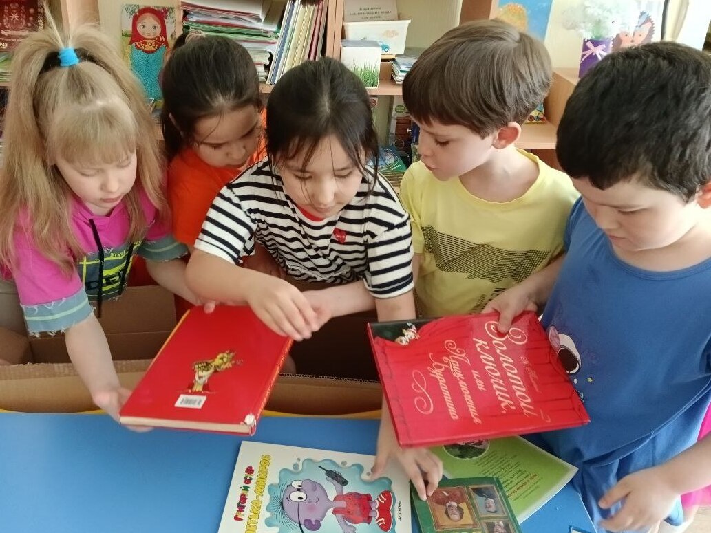 Ребята решают, какую книгу будут читать в первую очередь