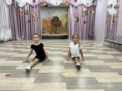 Девочки сидят на шпагате