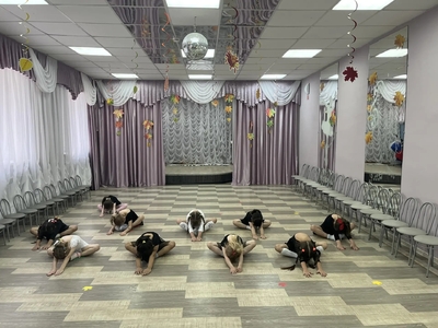 Перед танцами необходимо хорошо размять мышцы