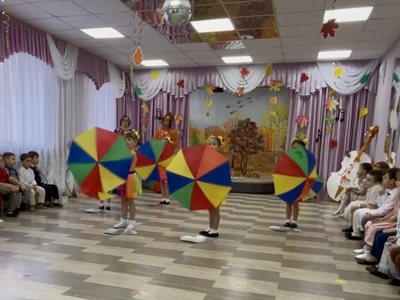 Танец с зонтиками