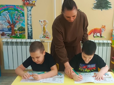 Педагог осуществляет индивидуальный подход к каждому ребенку