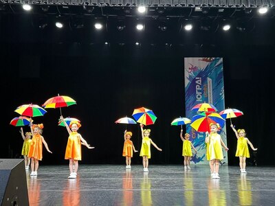 Танец "Зонтики"